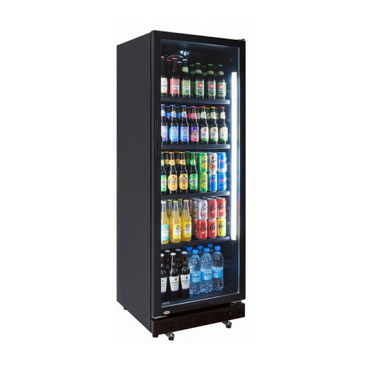 Ein kleiner, schwarzer, gastro glaskühlschrank mit einer Glastür, gefüllt mit verschiedenen Flaschen und Dosen von Getränken wie Bier, Softdrinks, Wasser und Säften. Die Produkte sind durch interne LED-Beleuchtung gut sichtbar.