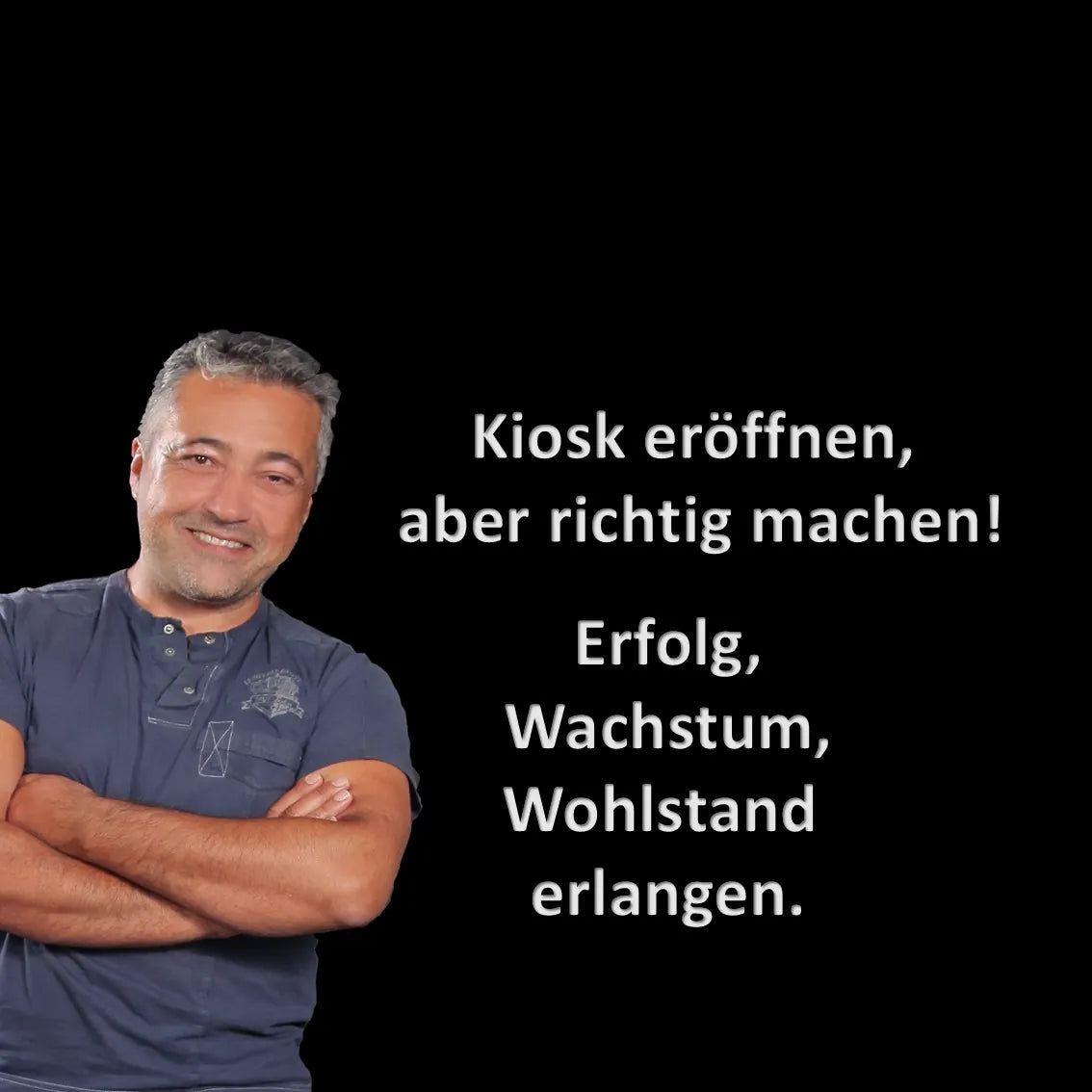 Der lächelnde Autor mit verschränkten Armen präsentiert freundlich sein E-Book zum Kauf.