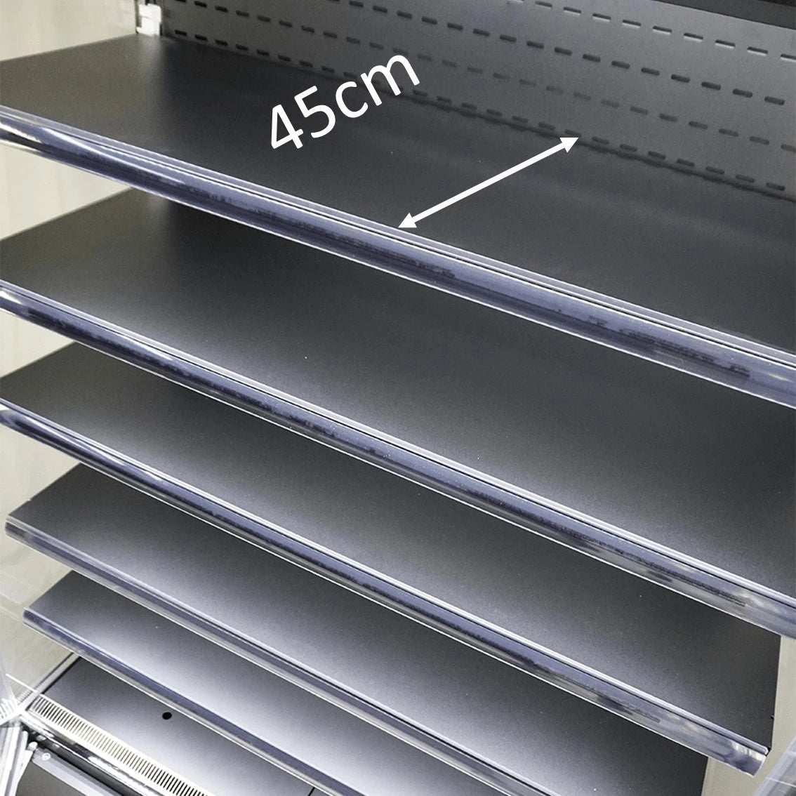 Kühlregal mit glatten Metallböden 45cm tief für den Supermarkt.