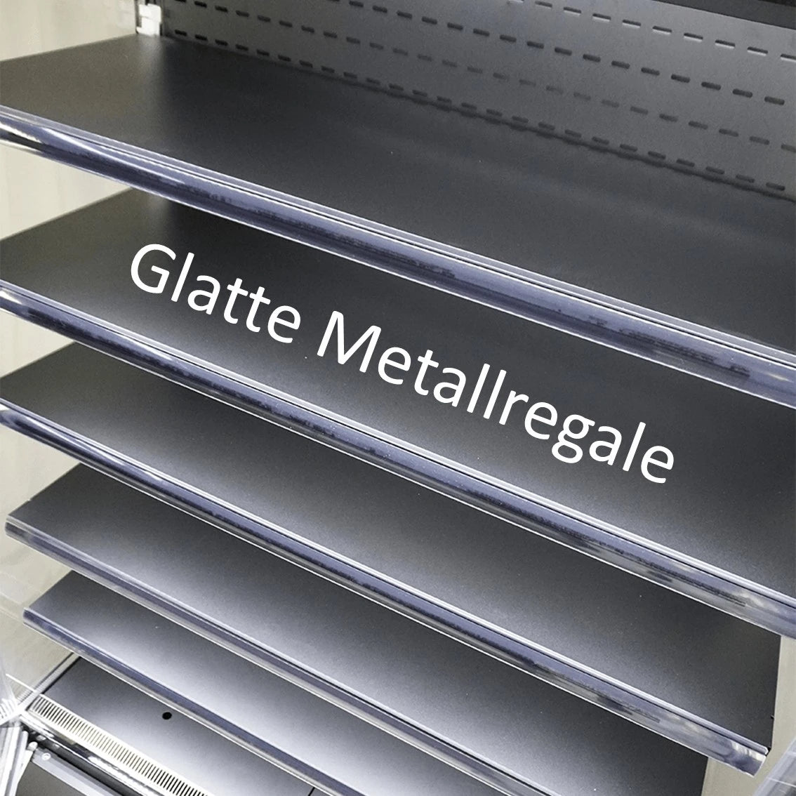 Kühlregal mit fünf durchgehenden glatten Metallböden ausgestattet, Tragkraft bis zu achtzig Kilo für den Supermarkt.