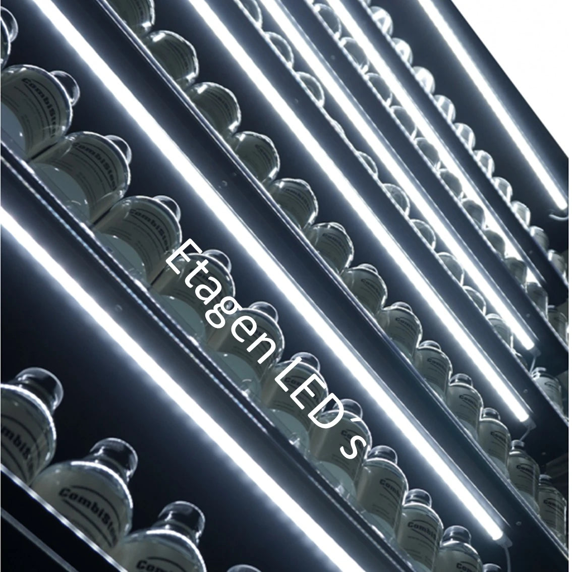 Kühlregal mit glatten Metallböden, alle Böden sind mit LED´s ausgestattet für den Supermarkt.