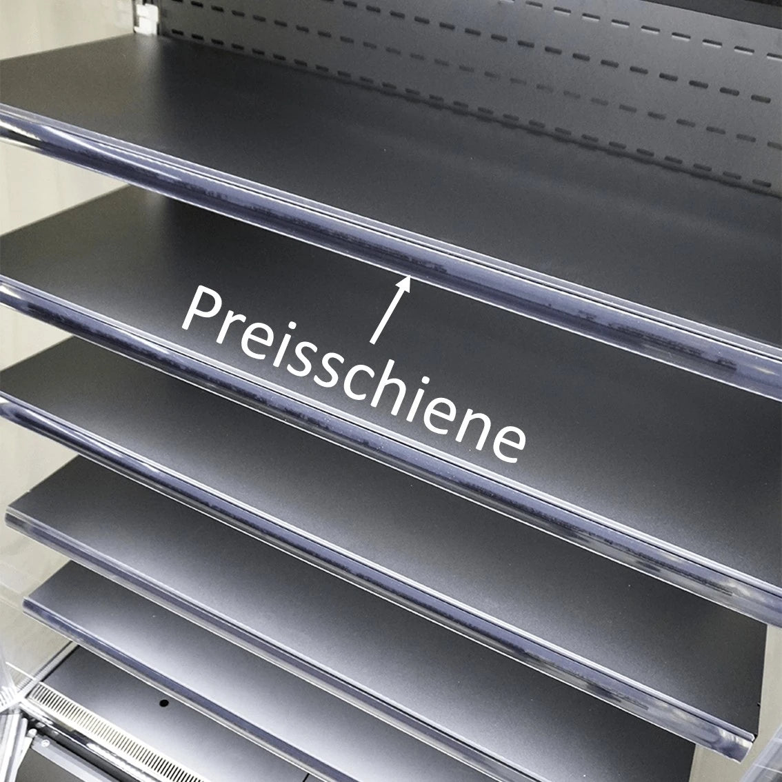 Kühlregal mit glatten Metallböden mit Preisschienen ausgestattet in Schwarz für den Supermarkt.